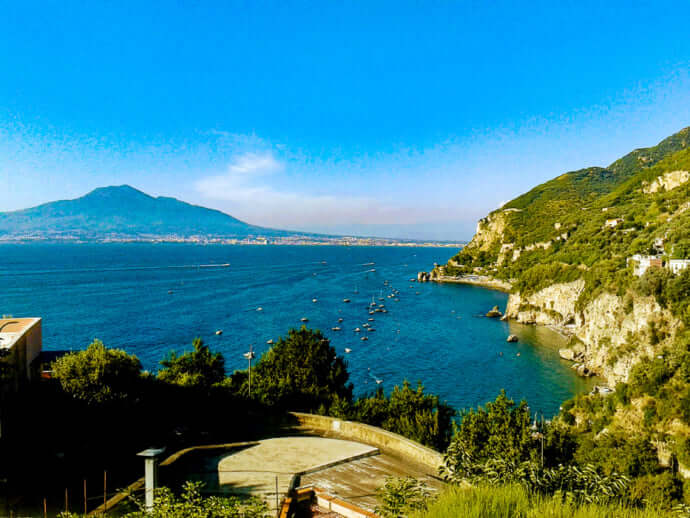 ナポリ観光の前に知っておきたい 治安 時差 通貨 気温 天気を解説 Stayway